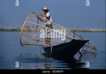 Ein Intha Bein Rudern Fischer mit seinem Boot und Cone-Shaped Net am Inle-See, Burma bzw. Myanmar Stockfoto