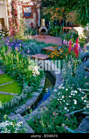 Blühende Terrasse und Rill in einem Chelsea-Garten Stockfoto