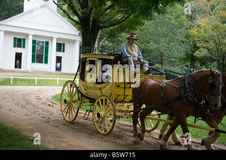 Eine gelbe Pferdekutsche verläuft entlang einem Feldweg - Old Sturbridge Village (OSV), Massachusetts Stockfoto