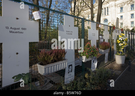 Weiße Kreuze, Mahnmal für die Opfer der Berliner Mauer, in der Nähe von Reichstag, Berlin Stockfoto