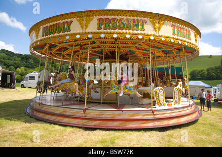 Wiltshire Dampf Oldtimer Rallye England 2008 Mutter Kind auf Vintage Galloper frohe gehen rund Stockfoto