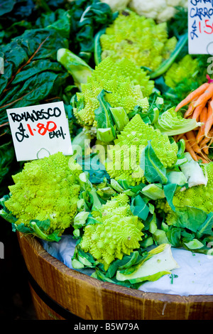 London Borough Bauern im freien Markt frische Fraktale Romanesco auf Gemüse stall Stockfoto