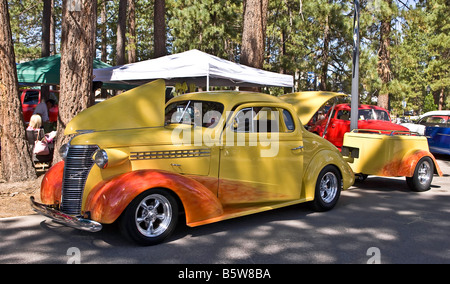 Gelbe Flammen mit roten Chevrolet Streetrod mit passenden Anhänger Stockfoto