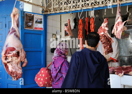 Kunden bei einem Metzger Stand auf dem Markt von Essaouira Marokko Stockfoto