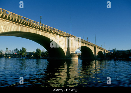 Ein Blick auf die original London Bridge jetzt über einen Arm des Lake Havasu in Lake Havasu Arizona errichtet Stockfoto