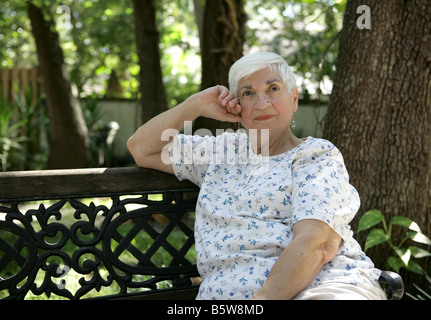 Eine sehr nette senior Lady Träumerei im park Stockfoto