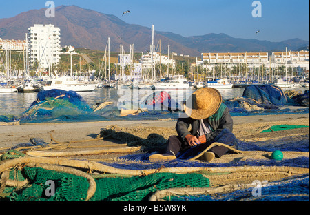 Estepona-Hafen, Fischer Netze Tavel Marina Costa del Sol in Spanien Mittelmeer. Stockfoto