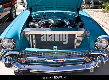 Türkis 1957 Chevrolet mit Stauluft Stockfoto