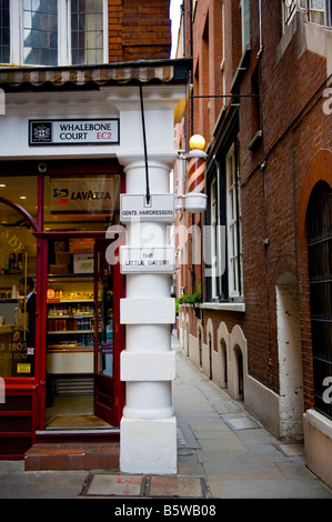 Der City of London, typische Szene in Fischbein Rechnungshof Herren Friseur mit Candy gestreift, Zeichen & kleinen Gatsby Sandwichbar Stockfoto