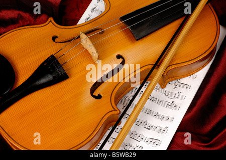 Geige auf Noten Stockfoto