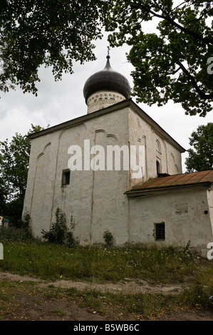 Kirche des Heiligen Georg auf der Vzvoz ist eine der seltenen Kirchen des 15. Jahrhunderts in Pskow (Russland) Stockfoto