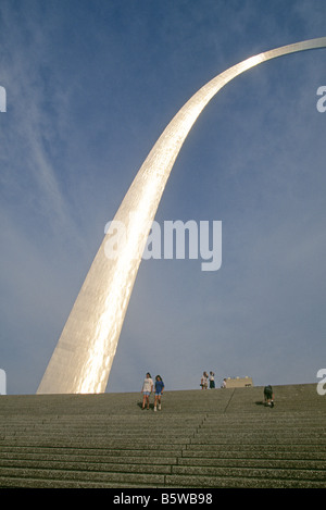 USA-MISSOURI-St. LOUIS Kinderwagen gehen Galopprunden St. Louis Arch entlang dem Mississippi Fluß in der Innenstadt von St. Louis, Missouri. Stockfoto