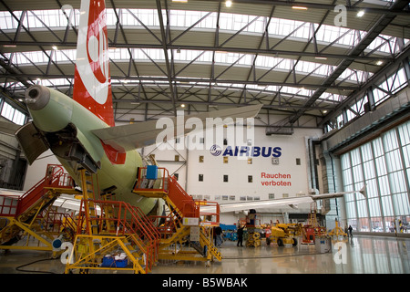 Flugzeuge werden in das Airbus-Werk in Hamburg, Deutschland gebaut. Stockfoto