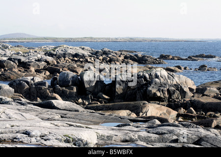 Blick über Roundstone Bay von der felsigen Küste in der Nähe von Roundstone Connemara, County Galway, Irland Stockfoto