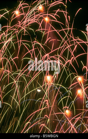 Feuerwerk und ein Viertel Mond leuchtet den Himmel über den Mississippi River in St. Louis auf der Fourth Of July, St. Louis, Missouri. Stockfoto