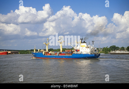 Eine kleine Frachter Cargo Transport Schiff auf dem Mississippi River in der Nähe von St. Louis, Missouri. Stockfoto