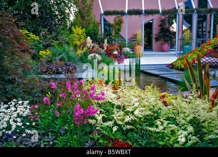 Ein bunt blühender terrassenförmig angelegten Wassergarten in Hampton Court Stockfoto