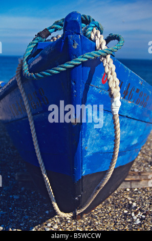Bunte Fischerboot am Strand von Etretat Stockfoto
