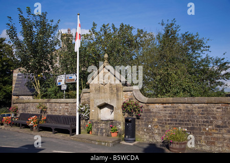 Jubiläums-Wasser-Brunnen und Flagge im Dorf Slaidburn, Lancashire Stockfoto