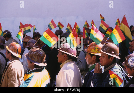 Bergleute, die an einem marsch teilnehmen und fordern, dass der Kongress ein Datum für ein Referendum zur Abstimmung über eine neue Verfassung genehmigt, La Paz, Bolivien Stockfoto