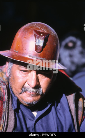 Kopf- und Schulterporträt eines Bergarbeiters mittleren Alters mit Helm, Bolivien Stockfoto