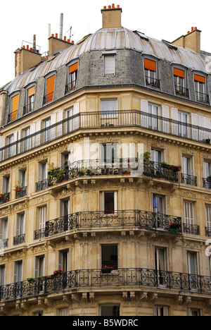 Alte Wohnhäuser mit schmiedeeisernen Balkonen in Paris Frankreich Stockfoto
