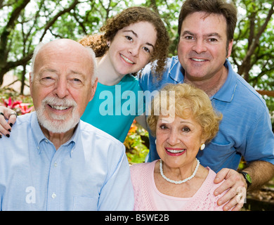 Happy schöne ausgedehnte Familie Großeltern Vater und Teen Tochter Stockfoto