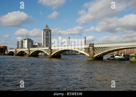 Battersea Reach Eisenbahnbrücke mit Chelsea Harbour in der Ferne London England Stockfoto