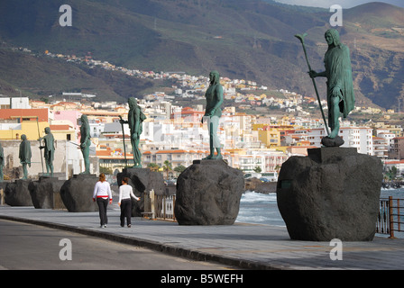 Guanchen Statuen am Wasser, Plaza de La Patrona de Canarias, Candelaria, Santa Cruz de Tenerife, Teneriffa, Kanarische Inseln Stockfoto