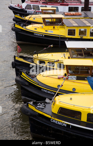 Boote sind im Bereich der HafenCity von Hamburg, angedockt. Port-Kreuzfahrten sind eine beliebte Form der Freizeitgestaltung in der Stadt. Stockfoto