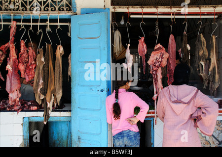 Kunden bei Metzger Stände auf dem Markt von Essaouira Marokko Stockfoto