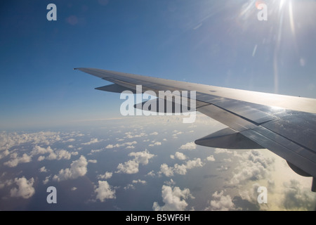 Wolken und Himmel aus einem Flugzeugfenster über der Karibik Stockfoto