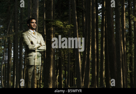 Geschäftsmann, stehen in einem Wald Stockfoto