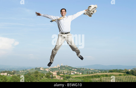 Geschäftsmann, fliegen mit ausgestreckten Armen Stockfoto