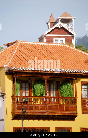 Holzbalkon auf Haus, Plaza Del Ayuntamiento, La Orotava, Teneriffa, Kanarische Inseln, Spanien Stockfoto