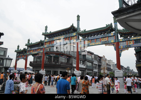 Ein Torbogen am Eingang des Qianmen Straße Stockfoto