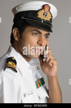 Telefonieren mit einem Handy Marineoffizier Stockfoto