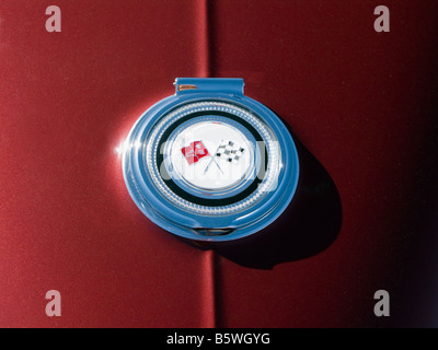 Nahaufnahme von einem 1965 Chevrolet Corvette emblem Stockfoto