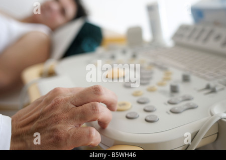 Ältere Patientin in Cardilogy Abteilung in einem Krankenhaus Stockfoto