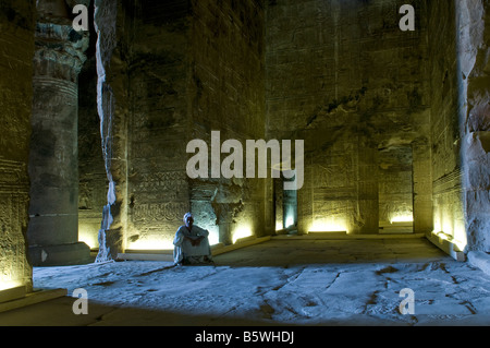 Ägyptische Wache sitzt im inneren Heiligtum in Dendera oder Dendara Hathor Tempel der Göttin Hathor in der Provinz Qena Ägypten gewidmet Stockfoto