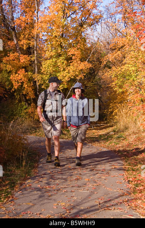 Junges Paar wandern inmitten der Herbstfarben auf dem Tempel-Steinbruch-Trail in Little Cottonwood Canyon Wasatch Mountains Utah USA Stockfoto