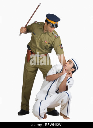 Polizist droht ein Gefangener Stockfoto
