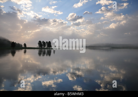 Sonne durch die Wolken über einen Knick in den Yellowstone River Stockfoto