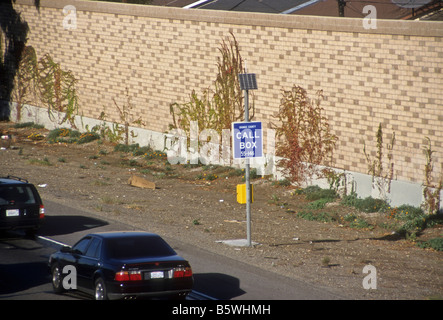 Autobahn Call Box bietet Hilfe für gestrandete Fahrer. Stockfoto