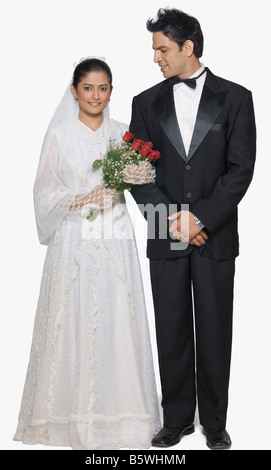 Frisch vermählte Paar beieinander stehen und Lächeln Stockfoto