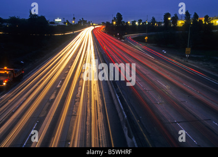 Nacht Langzeitbelichtung Foto des California Freeway mit Autolicht machen Streifen. Stockfoto