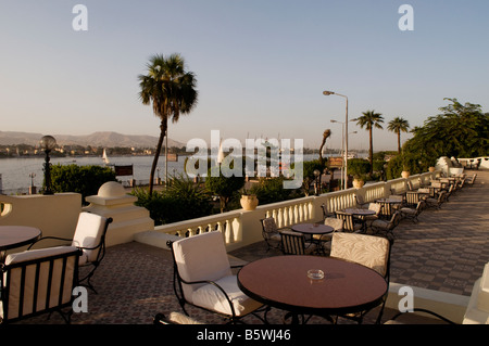 Blick auf den Nil von der Terrasse des Kolonial-Stil Sofitel Winter Palace Hotel erbaut in19th Jahrhundert in Südägypten der Stadt Luxor Stockfoto