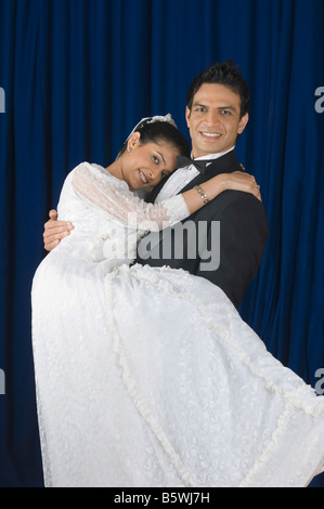 Porträt von einem frisch verheirateten Paar lächelnd Stockfoto