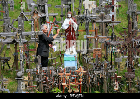 Alter Mann Malerei eine Statue von Jesus Christus in den Berg der Kreuze in der Nähe von Siauliai, Litauen Stockfoto