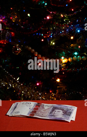 Haufen von zwanzig Pfund Sterling Pfund vor Weihnachtsbaum Stockfoto